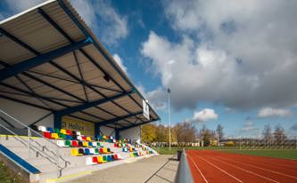 Stadion – barevná tribuna