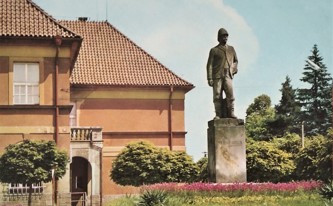 Socha Dr. Emila Holuba před budovou pošty na pohlednici z normalizačních dob