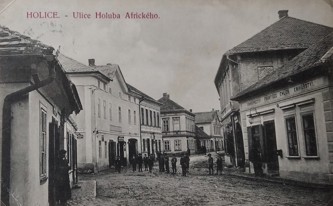 Dřívější podoba křižovatky u městského úřadu (vlevo uprostřed současná Restaurace Černý kůň)