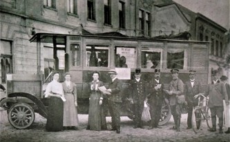 Autobus před hotelem U krále Jiřího