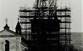 Stavba báně podle původních plánů ve druhé polovině 70. let 20. století