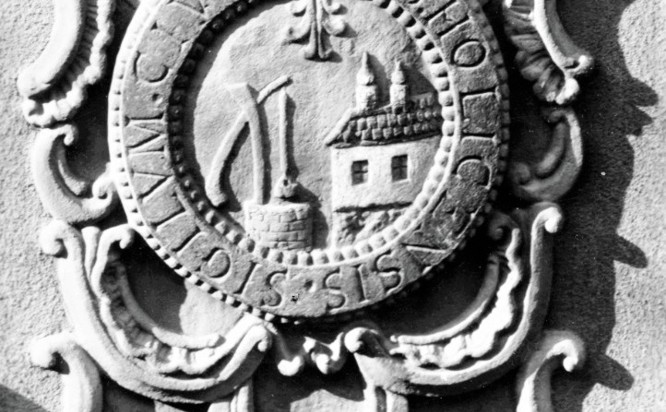 Zobrazit obrázek: Pískovcový městský znak z roku 1820 na budově radnice před jejím zbořením