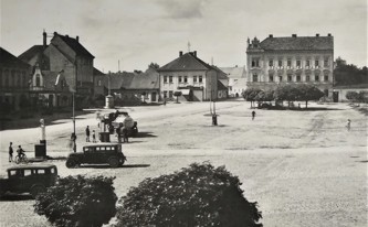 Holické náměstí se dvěma čerpacími stanicemi