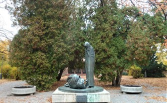 Plastika Barikádník od Josefa Malejovského v sokolském parku