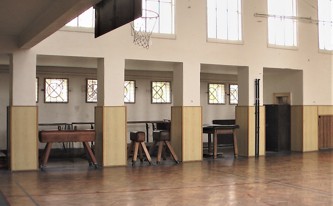 Interiér Sokolovny s nářadím