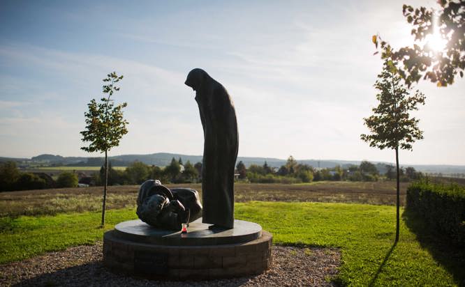 Zobrazit obrázek: Josef Malejovský plastiku věnoval obětem války a odboje v letech 1939 až 1945