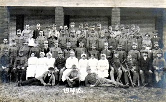 Za první světové války sloužila Sokolovna jako lazaret. Uprostřed MUDr. Čeněk Zemánek – rok 1916