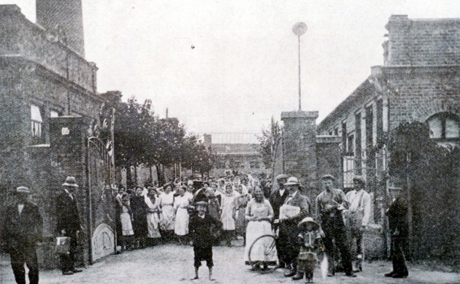 Zobrazit obrázek: Dělníci před jednou z bran továrny na obuv Hermann Hirsch