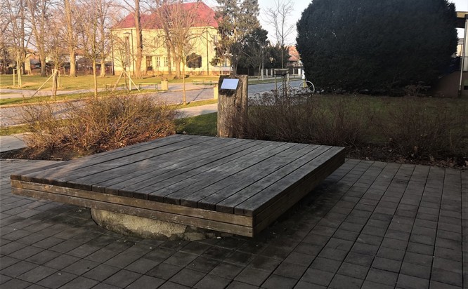 Zobrazit obrázek: Odpočívadlo na místě, kde stával otcovský dům Dr. Emila Holuba