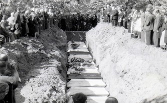 Společný pohřeb padlých 1