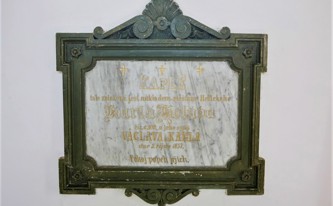 Pamětní deska upomínající na založení kaple